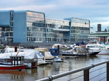 Das äußerst repräsentative "RheinauArtOffice" ist durch den Sitz von Microsoft überregional bekannt.